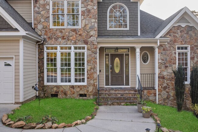 Building Photo - 4 Bed | 2.5 Bath House with Garage