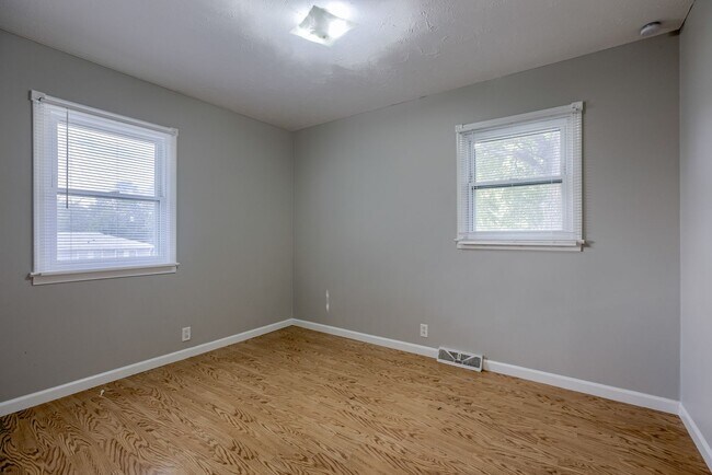 Building Photo - Must See Updated Bellevue Home!!