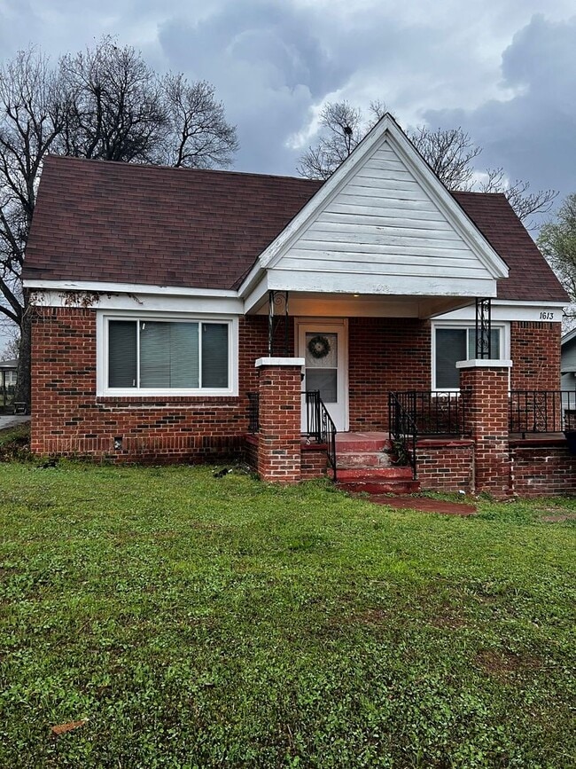 Building Photo - 3 Bed | 1.5 Bath Home - Fresh Paint, Updated Lighting, New Windows & Blinds + Refrigerator!