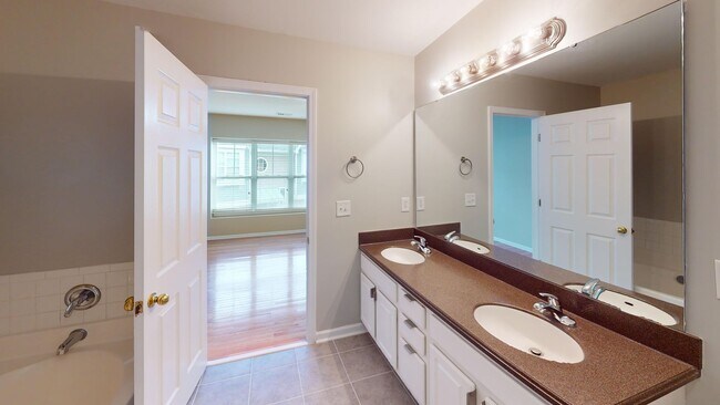 Building Photo - Experience urban living in this stylish to...