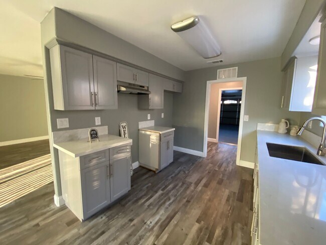 Building Photo - Gorgeous 3 BD 2 BA remodeled home availabl...