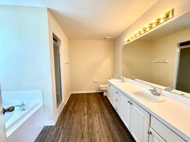 Building Photo - LARGE AND SPACIOUS 4/3 HOME IN WEDGEFIELD GOLF COURSE COMMUNITY