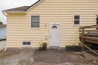 Building Photo - Burien Mother in law 2 bed unit is a commu...