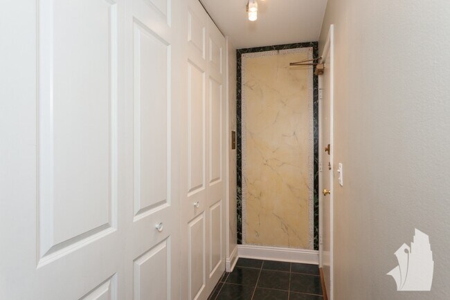 Building Photo - 426 W Barry Ave