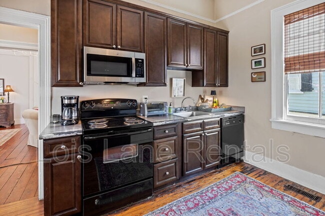 Building Photo - 139 1/2 Broad Street