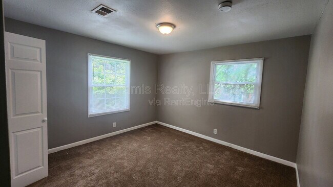 Building Photo - 305 Banberry Dr SE