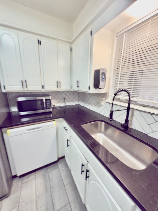 Building Photo - 4312 Meadowpark Dr