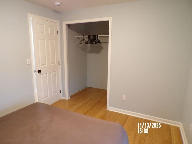 Building Photo - Charming house close to parks