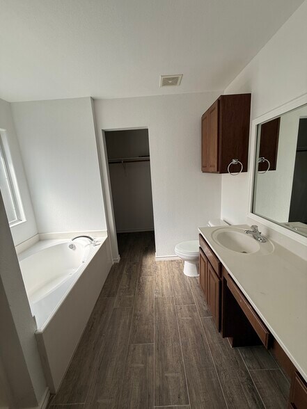 Building Photo - 3806 Los Arroyos Dr