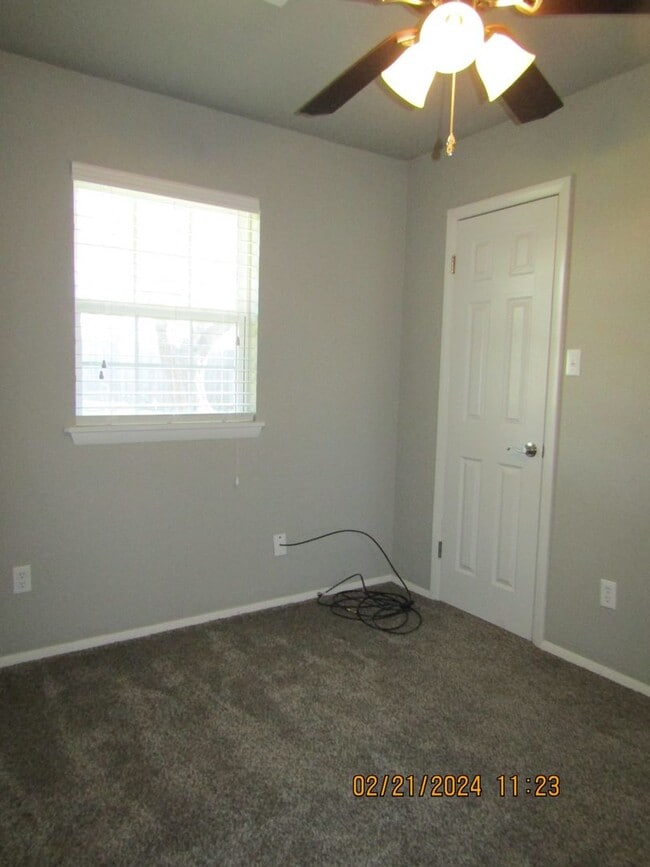 Building Photo - MacArthur Schools Area!