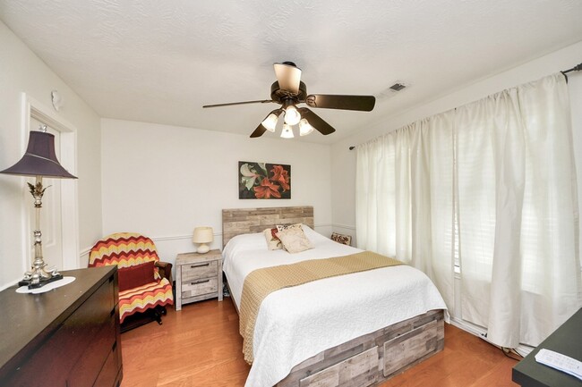 Building Photo - 922 Bayhill Dr