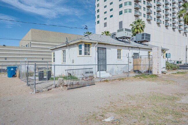 Building Photo - Charming & Convenient Living in the Heart of Downtown Las Vegas