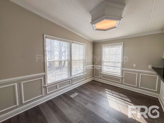 Building Photo - 2057 Oakley Rd