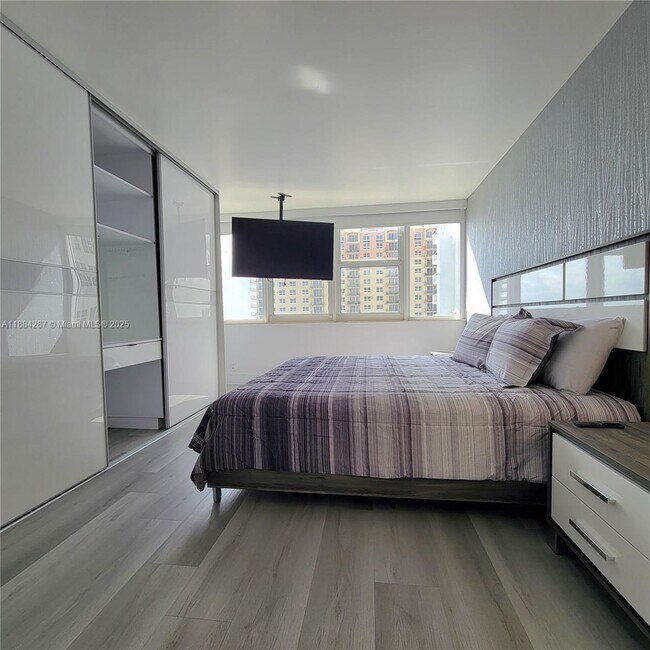 Building Photo - 2030 S Ocean Dr