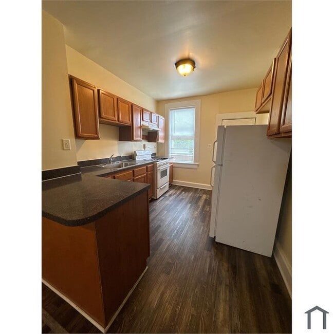 Building Photo - 2 Bedroom PLUS Den