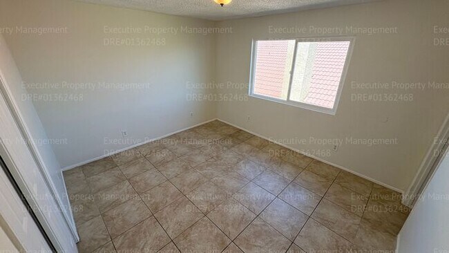 Building Photo - 2 bedroom 1.5 bathroom townhouse located in East Bakersfield Move In Special on Approved Credit