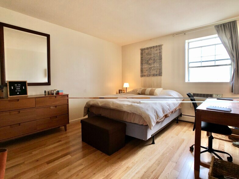 Building Photo - 804 Centre St