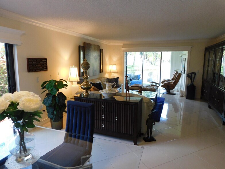 Building Photo - 9285 Vista del Lago