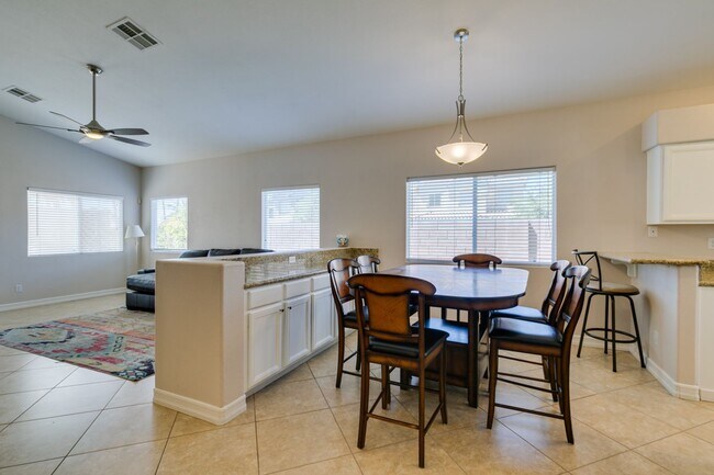 Building Photo - FURNISHED/UNFURNISHED IMMACULATE & IMMEDIATE OCCUPANCY 3BEDROOM GREEN VALLEY BEAUTY!