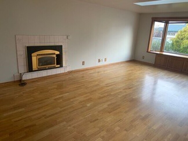 Building Photo - Exceptional Home in North Bend