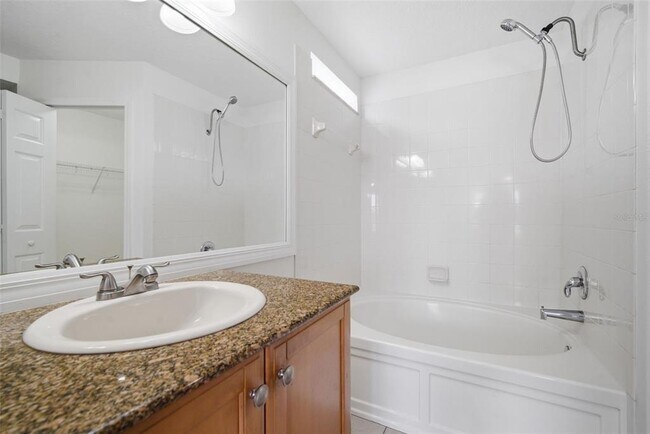 Building Photo - 10604 Lakeside Vista Dr