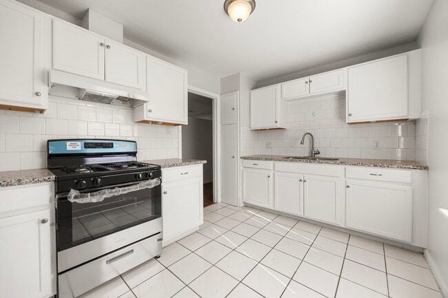 Building Photo - 6711 Schiller St