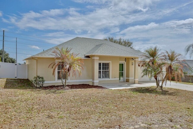 Building Photo - Spacious 3/2 with 2-Car Garage Home in Louisa Pointe Community - Clermont!