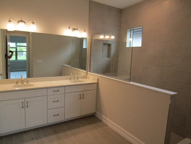 Building Photo - 608 Maraviya Blvd