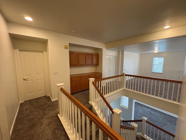 Building Photo - Spectacular home available now in a great neighborhood!