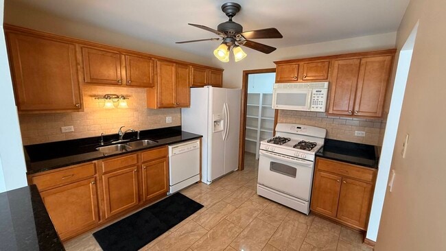 Building Photo - 220 Oak Knoll Ct