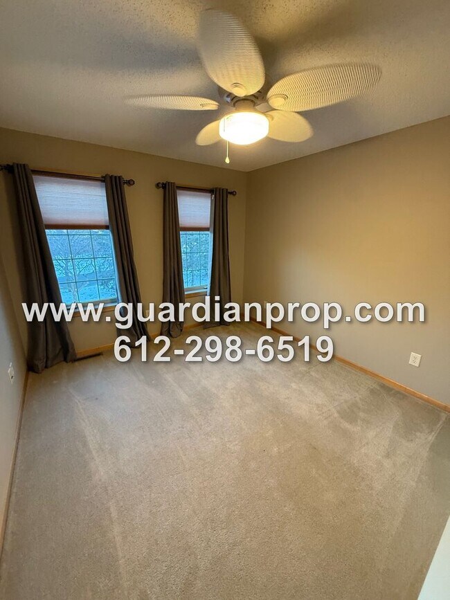 Building Photo - Townhouse in The Lakes of Blaine Area Available Now, Large Open Floor Plan, Loft Area, Front Patio