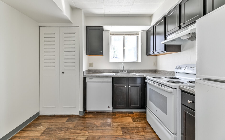 Building Photo - Hillcrest Apartments