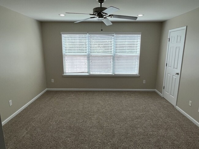 Building Photo - Great 4 Bed Home in Desired Winding Walk C...