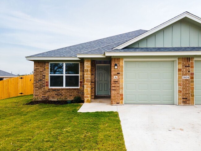 Building Photo - 1604 Pima Trail