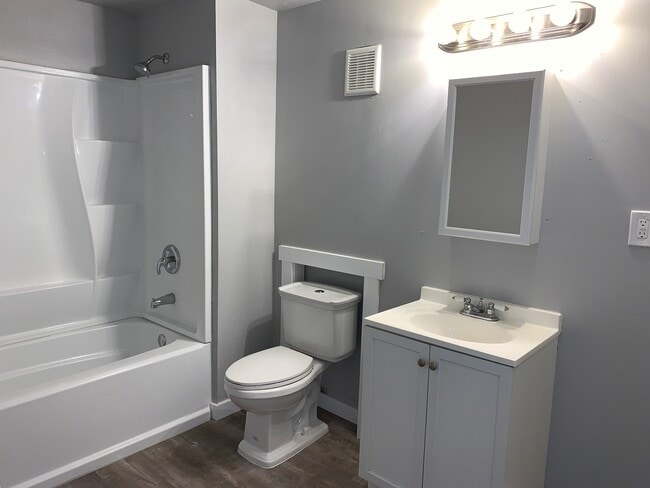 Building Photo - Spacious 5 Bedroom Home