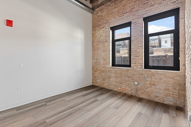 Building Photo - 818 N Wolcott Ave