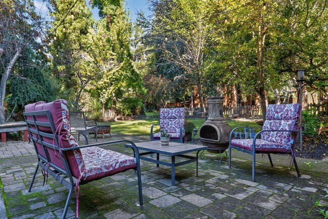 Building Photo - Charming 3-Bed / 2-Bath Retreat on Over an Acre in Sebastopol