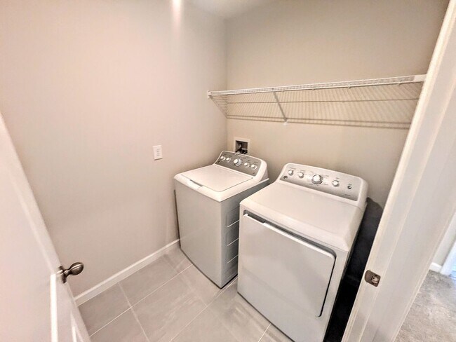 Building Photo - Annual UNfurnished NEW 4/ 2 1/2 home off State Route-70 in Bradenton