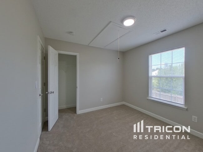 Building Photo - 2045 Sunset Village Dr