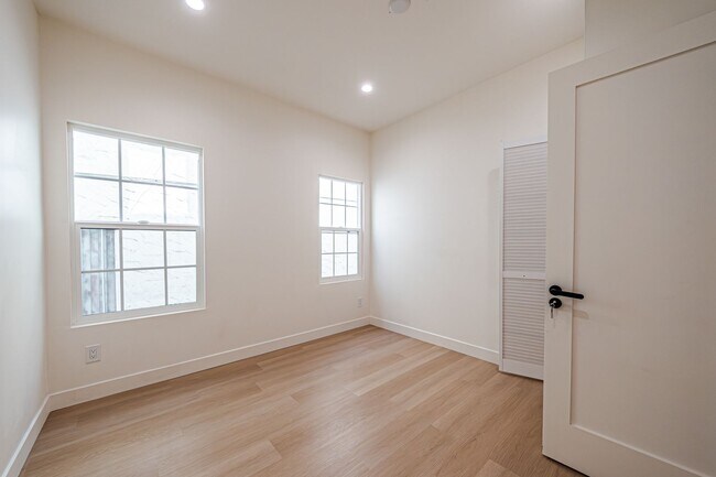 Building Photo - Modern Upstairs 3-Bedroom at 4222 1/2 | On...