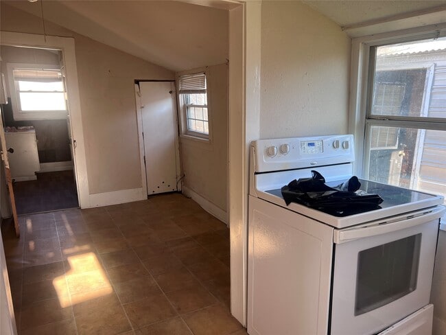 Building Photo - 815 E Railroad Ave