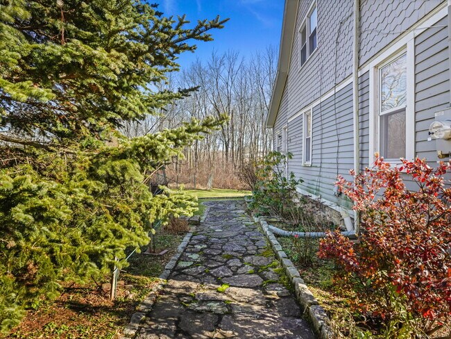 Building Photo - 500 Sport Hill Rd