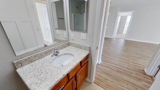 Building Photo - Like New Condo Style Lower 2 Bedroom 2 Bathroom plus Den Apartment