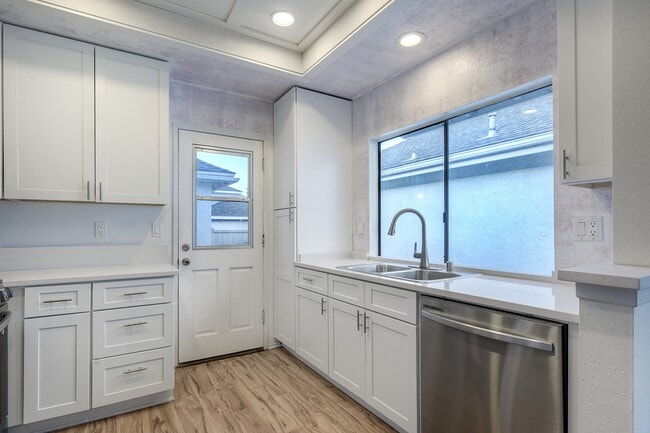 Building Photo - 806 Windward Ln