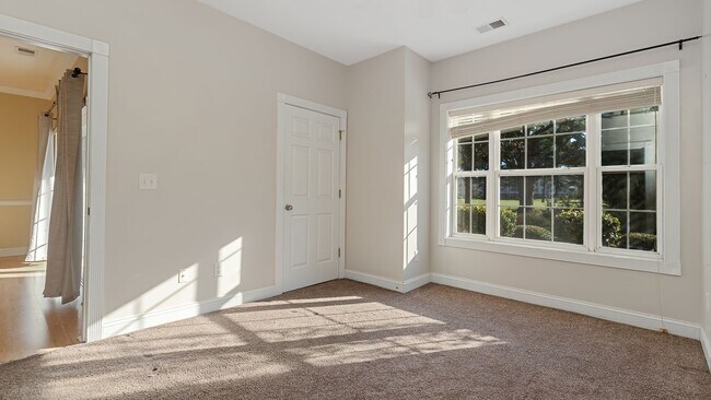 Building Photo - 4880 Dahlia Ct