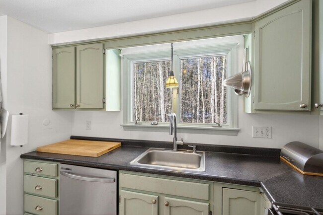 Building Photo - 9 Pine Meadows Dr