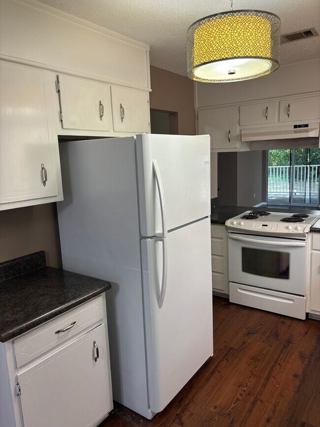 Building Photo - Downstairs condo at Lake Chateau!