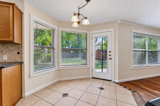 Building Photo - 2616 Oakwood Glen Dr