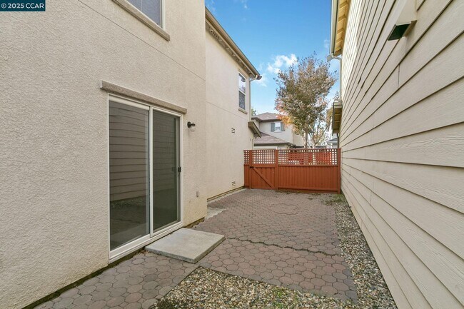 Building Photo - 3200 Puffin Cir