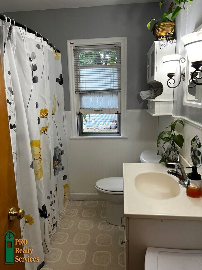 Building Photo - 2 Bedroom Home